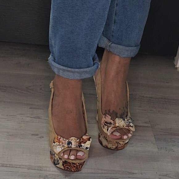 Tan Flower Wedge Open Toe Sandals Size 7.5 - Picture 5 of 11